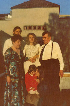 Mamma forand Paul, Marit og Pappa bak meg og Pernille