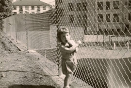 Juni 1953, med utsikt til bakgårdet i Stensgaten
