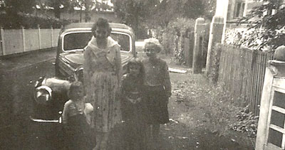 Tulla, mamma, meg og Marit foran bilen vår