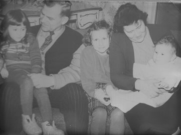 Meg, pappa, Marit klemt i midten, mamma og Tulla