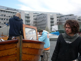 Tresnekka til Ola og Pips skulle ut på vannet samtidig. Her: Ola, Fredrik og Pips