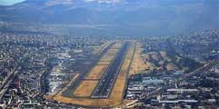Quito lå med fjell på alle sider, her lå også flyplassen. Dette var en av årsakene til at byen var VELDIG forurenset