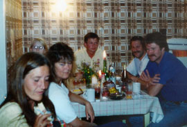Meg, Marianne, Britt-Marit bak henne, Sivs venn, Franks bror og Mariannes mann